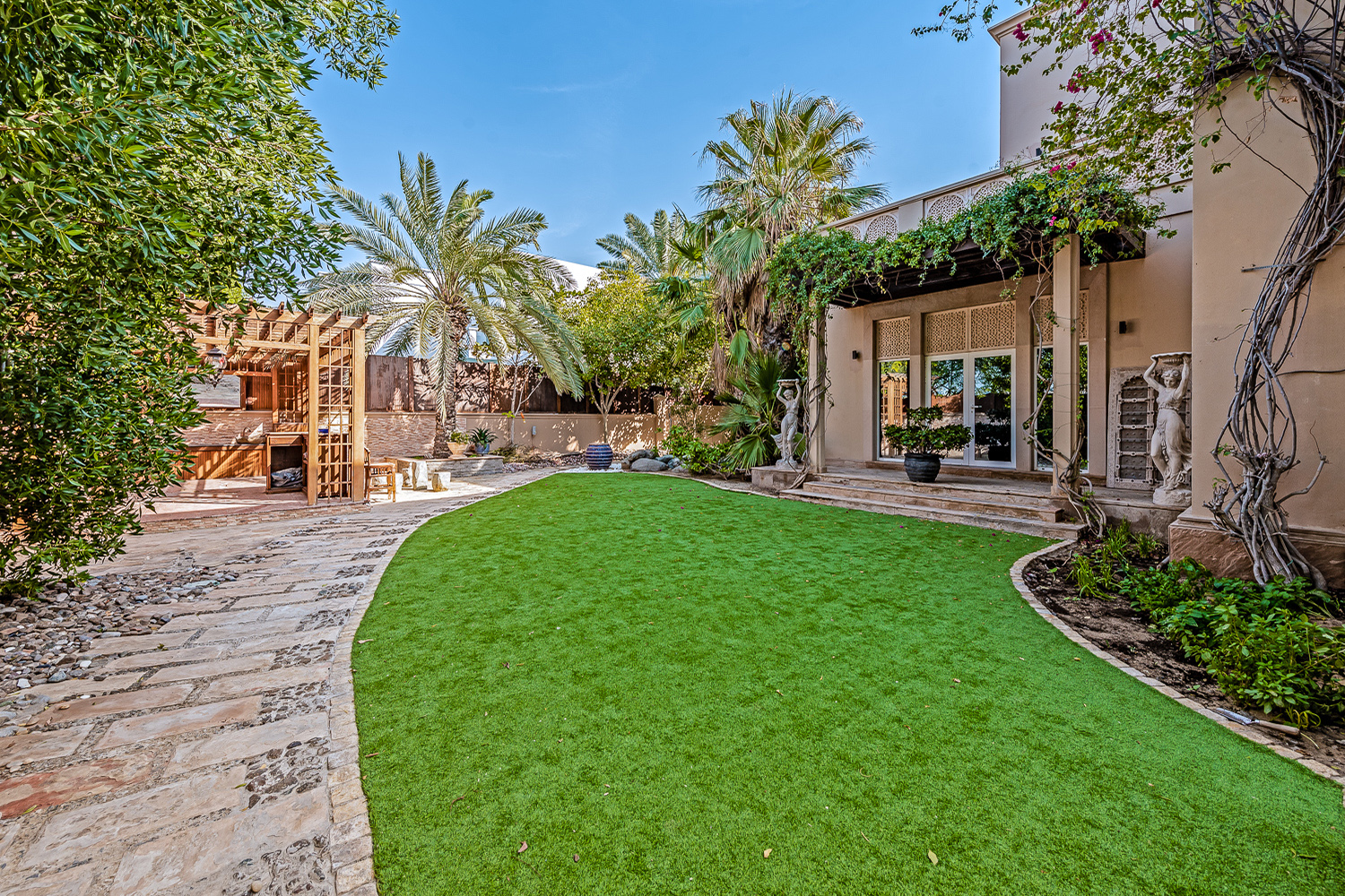 5 Bedrooms Villa in Sector H