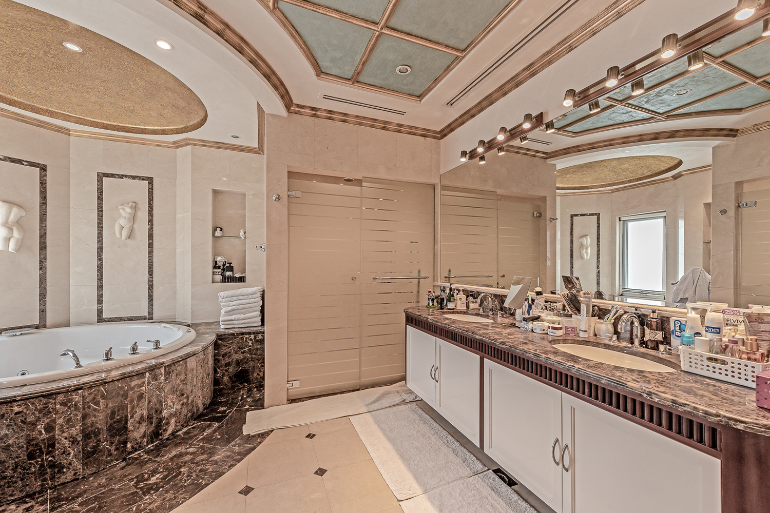 5 Bedrooms Villa in Sector H