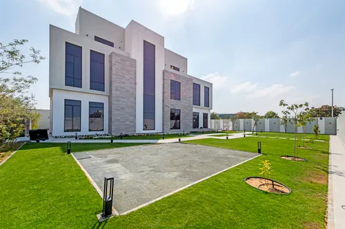 Exclusive | Contemporary | Bright and Spacious