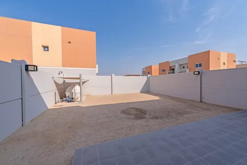3 Bedrooms Apartment in Manazel Al Reef 2