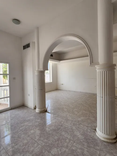 Spacious 5BR Villa | En-suites | Maid’s | Top Deal