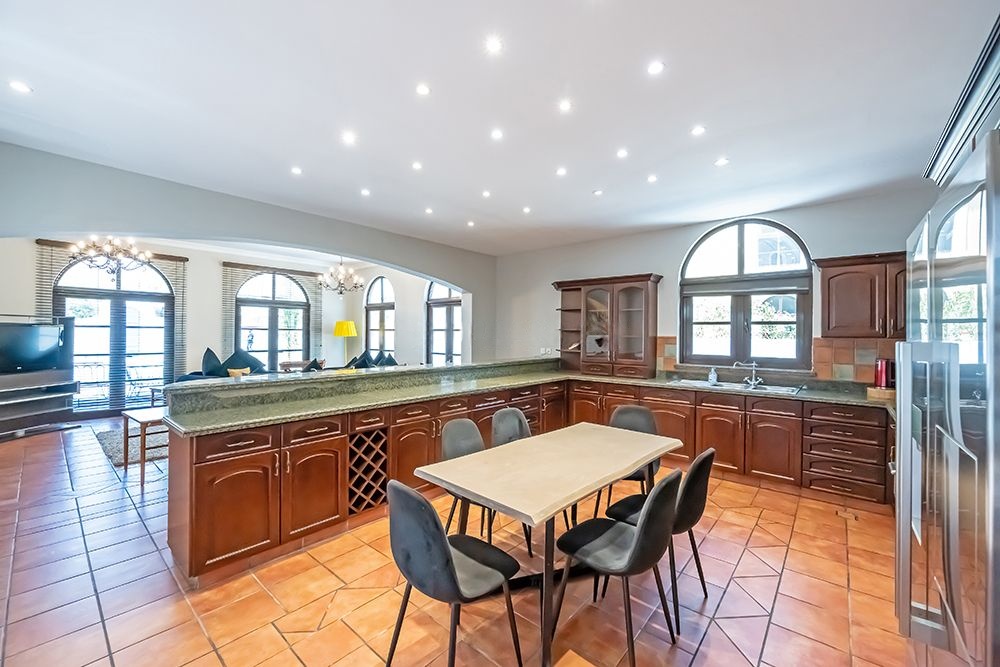 6 Bedrooms Villa in Ponderosa