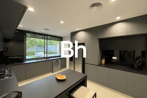 4 Bedrooms Villa in Saro