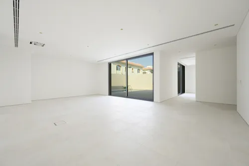 Luxury 6 Bedroom with Pool in Umm Suqeim