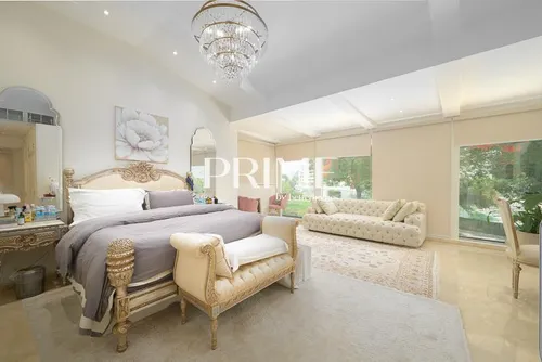 5 Bedrooms Villa in Family Villa