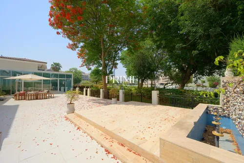 5 Bedrooms Villa in Family Villa