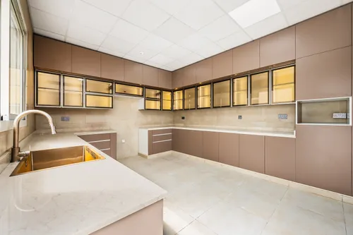 3 Bedrooms Villa in Al Aweer 1