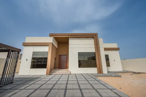 3 Bedrooms Villa in Al Aweer 1