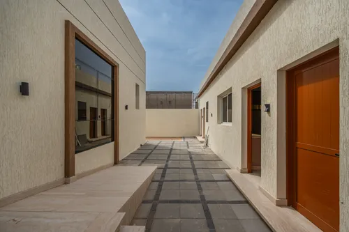 3 Bedrooms Villa in Al Aweer 1