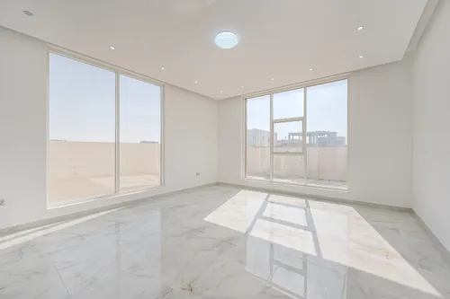 5 Bedrooms Villa in Al Aweer 1