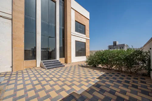 5 Bedrooms Villa in Al Aweer 1