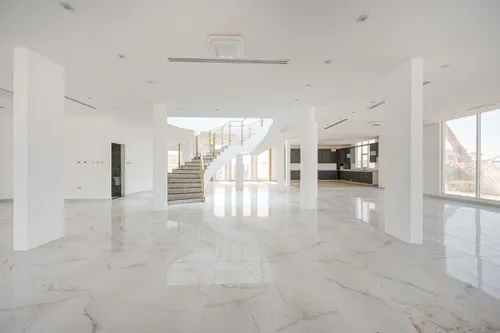 5 Bedrooms Villa in Al Aweer 1