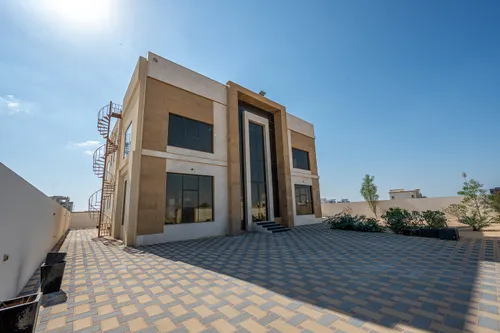 5 Bedrooms Villa in Al Aweer 1