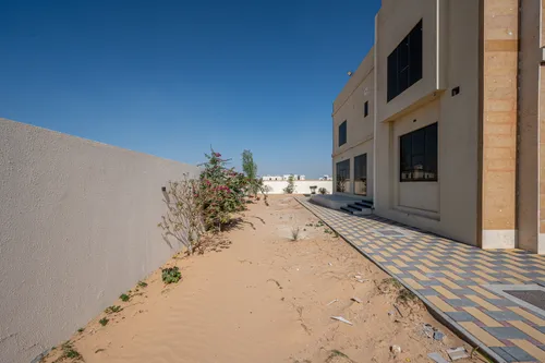5 Bedrooms Villa in Al Aweer 1