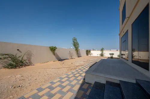 5 Bedrooms Villa in Al Aweer 1