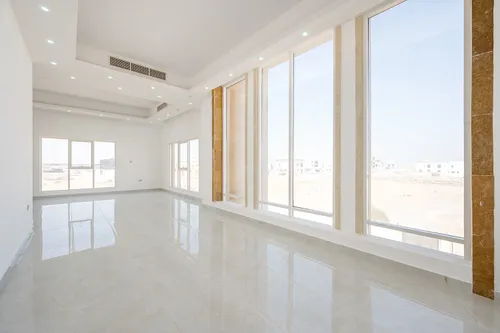 5 Bedrooms Villa in Al Aweer 1