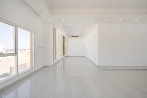 5 Bedrooms Villa in Al Aweer 1